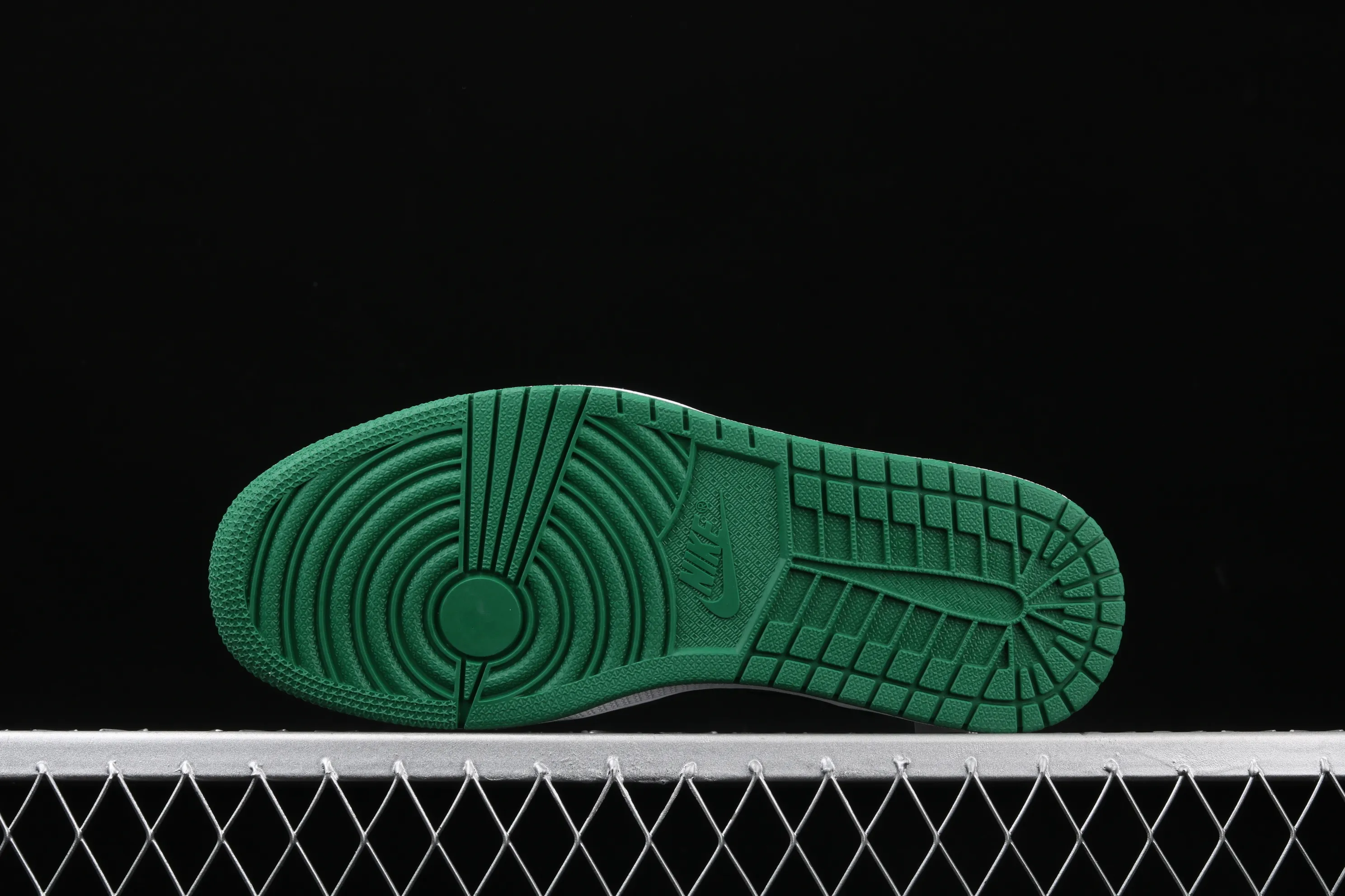 All categories Air Jordan Jordan series basketball shoes Air Jordan 1 High Air Jordan 1 "Pine Green" AJ1 Joe 1 retro black and green 555088-030